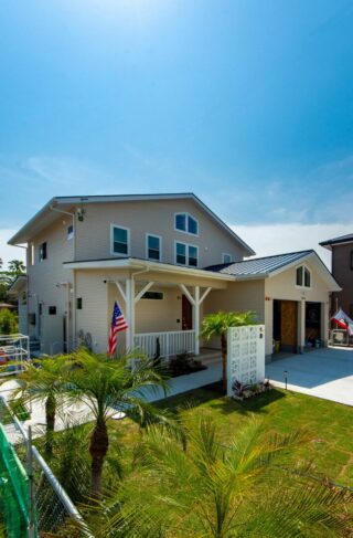 三角屋根の開放的な吹き抜けとセカンドリビングが魅力のリゾートライクな2階建て - 日大建築 - 外観