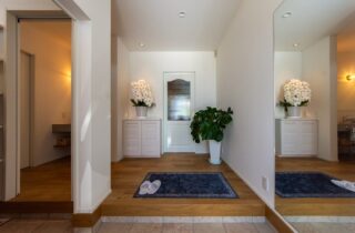 三角屋根の開放的な吹き抜けとセカンドリビングが魅力のリゾートライクな2階建て - 日大建築 - 玄関