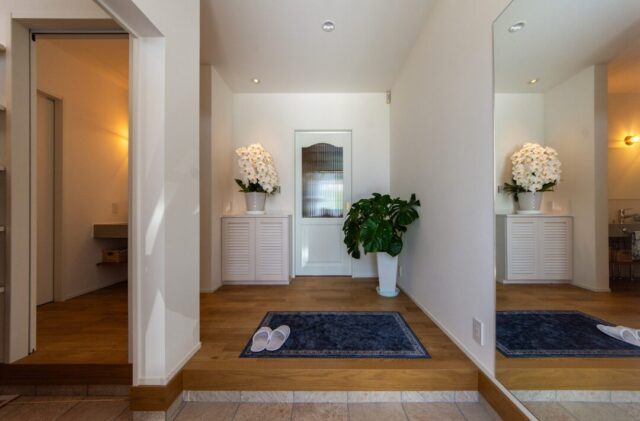 三角屋根の開放的な吹き抜けとセカンドリビングが魅力のリゾートライクな2階建て - 日大建築 - 玄関