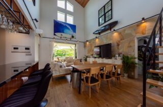 三角屋根の開放的な吹き抜けとセカンドリビングが魅力のリゾートライクな2階建て - 日大建築 - LDK