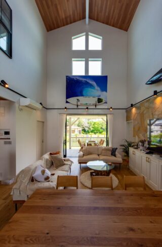 三角屋根の開放的な吹き抜けとセカンドリビングが魅力のリゾートライクな2階建て - 日大建築 - リビング