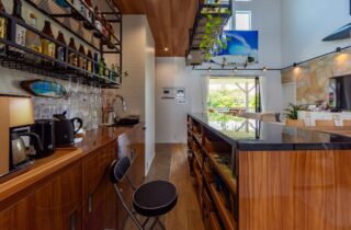 三角屋根の開放的な吹き抜けとセカンドリビングが魅力のリゾートライクな2階建て - 日大建築 - キッチン