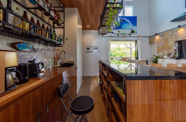 三角屋根の開放的な吹き抜けとセカンドリビングが魅力のリゾートライクな2階建て - 日大建築 - キッチン