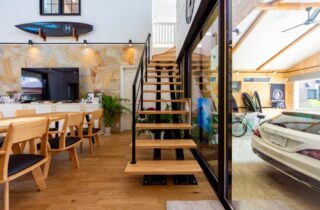 三角屋根の開放的な吹き抜けとセカンドリビングが魅力のリゾートライクな2階建て - 日大建築 - 階段