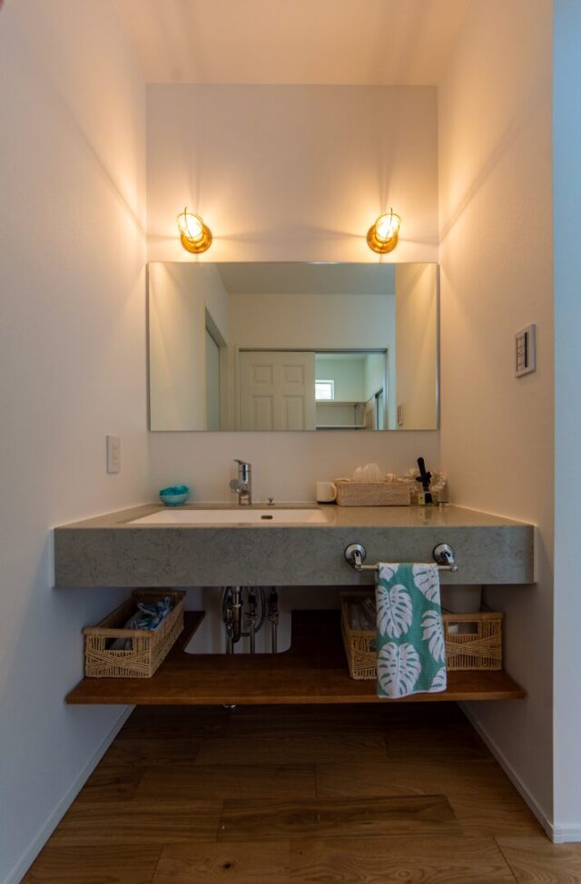 三角屋根の開放的な吹き抜けとセカンドリビングが魅力のリゾートライクな2階建て - 日大建築 - 洗面台