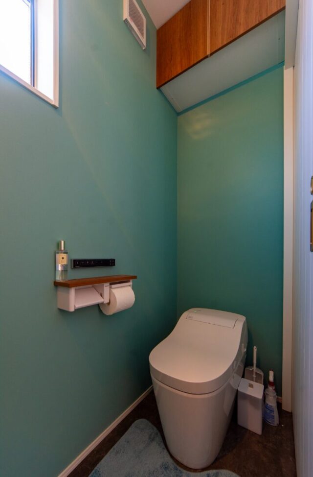 三角屋根の開放的な吹き抜けとセカンドリビングが魅力のリゾートライクな2階建て - 日大建築 - トイレ