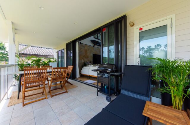 三角屋根の開放的な吹き抜けとセカンドリビングが魅力のリゾートライクな2階建て - 日大建築 - デッキ