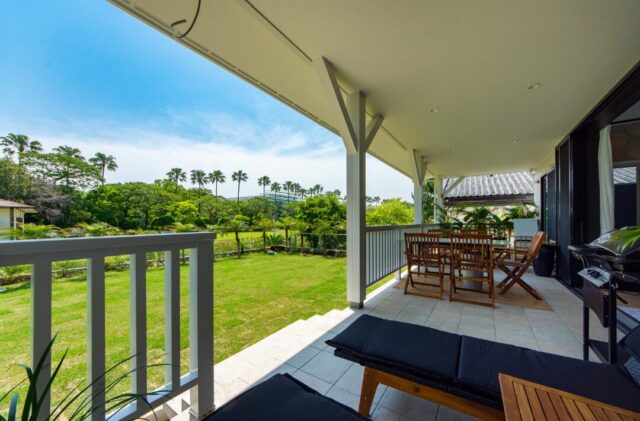 三角屋根の開放的な吹き抜けとセカンドリビングが魅力のリゾートライクな2階建て - 日大建築 - 外構