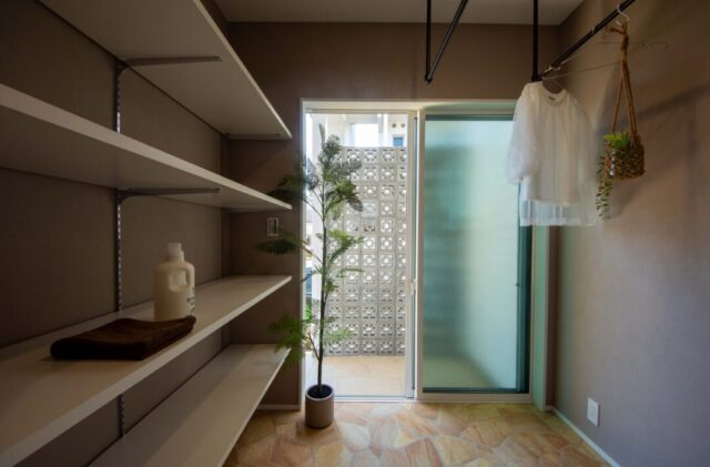 石張り壁とダウンフロアが心地よいカリフォルニアスタイルの平屋 - 日大建築 - ドライルーム