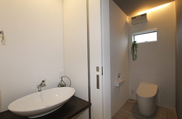 トイレ - 27畳のLDKとガレージが魅力的な平屋 - ニシヤマホーム