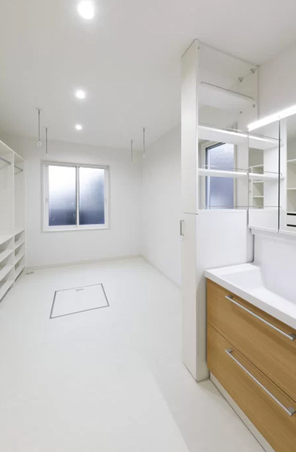洗面室 - 開放感あふれる天井高3.7mの平屋 - 七呂建設