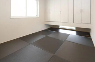 和室 - 無垢材の床と見せ梁のリビングが魅力的な31坪4LDK平屋 - 七呂建設