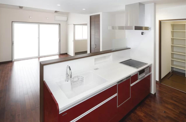 キッチン - 無垢材の床と見せ梁のリビングが魅力的な31坪4LDK平屋 - 七呂建設