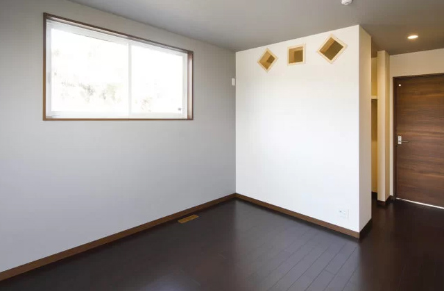 主寝室 - 無垢材の床と見せ梁のリビングが魅力的な31坪4LDK平屋 - 七呂建設