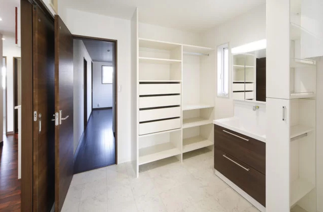 洗面所・サンルーム - 無垢材の床と見せ梁のリビングが魅力的な31坪4LDK平屋 - 七呂建設