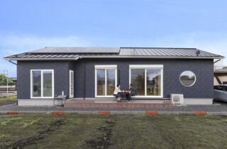 最短動線とバリアフリー設計が心地よいネイビーの平屋 - 七呂建設 - 外観