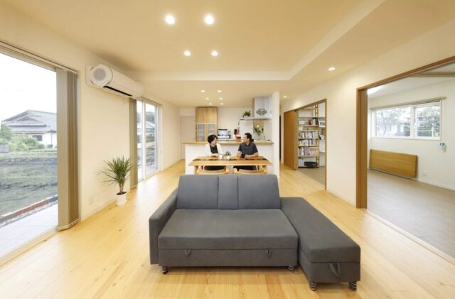 最短動線とバリアフリー設計が心地よいネイビーの平屋 - 七呂建設 - LDK
