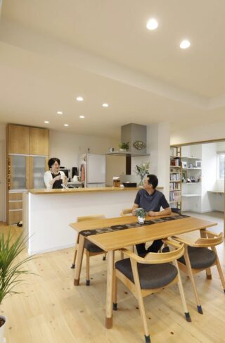 最短動線とバリアフリー設計が心地よいネイビーの平屋 - 七呂建設 - ダイニング