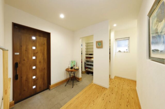 最短動線とバリアフリー設計が心地よいネイビーの平屋 - 七呂建設 - 玄関