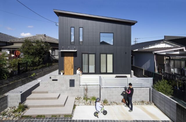 ただいま動線と吹き抜けが魅力の黒ガルバリウム住宅 - 七呂建設 - 外観