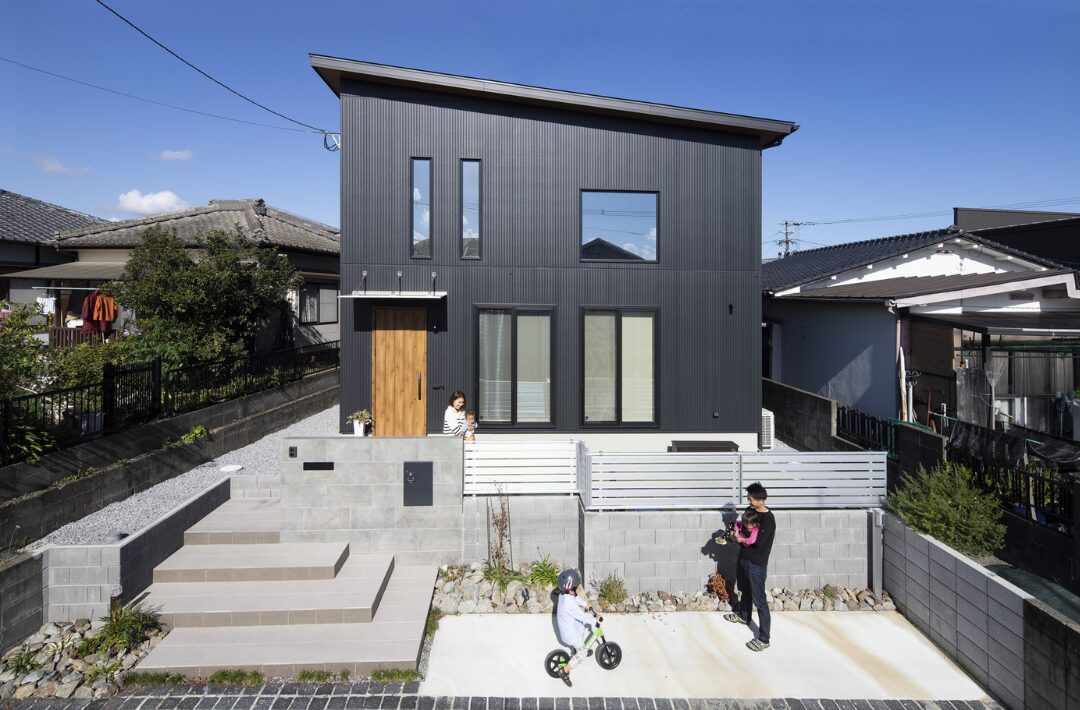 ただいま動線と吹き抜けが魅力の黒ガルバリウム住宅 - 七呂建設 - 外観