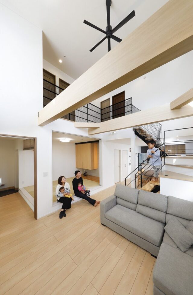 ただいま動線と吹き抜けが魅力の黒ガルバリウム住宅 - 七呂建設 - 吹き抜け