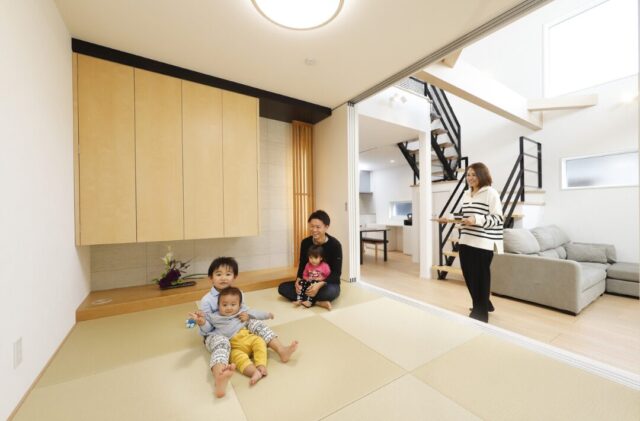 ただいま動線と吹き抜けが魅力の黒ガルバリウム住宅 - 七呂建設 - 和室
