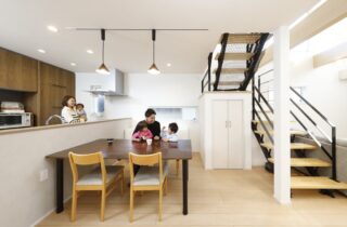 ただいま動線と吹き抜けが魅力の黒ガルバリウム住宅 - 七呂建設 - ダイニング