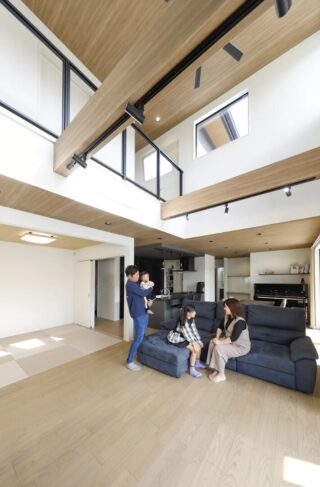 深い軒のテラスと吹き抜けが引き立つ重厚感ある住まい - 七呂建設 - 吹き抜けリビング