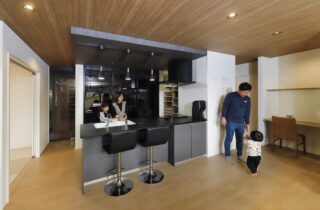 深い軒のテラスと吹き抜けが引き立つ重厚感ある住まい - 七呂建設 - キッチン