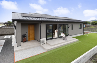 一直線の動線とスキップフロアで美しく暮らすシンプルな平屋 - 七呂建設 - 外観