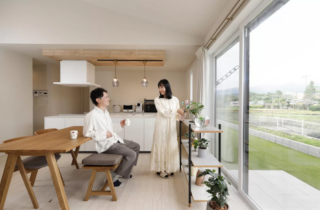 一直線の動線とスキップフロアで美しく暮らすシンプルな平屋 - 七呂建設 - ダイニング