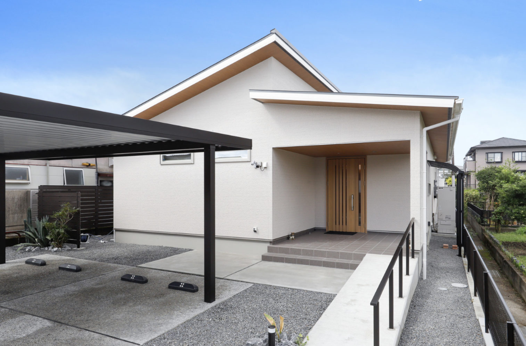 美しい木製格子と抜群の開放感でホテルライクに暮らす平屋