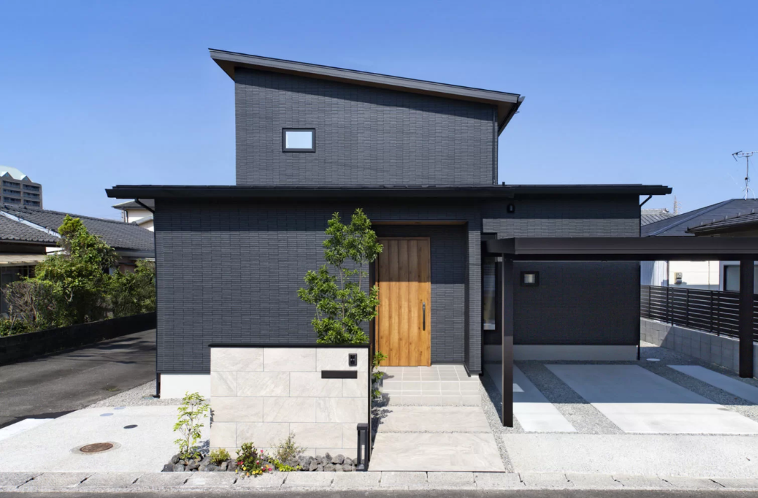 シャープな黒の外観と吹抜けリビングが心地よい2階建て