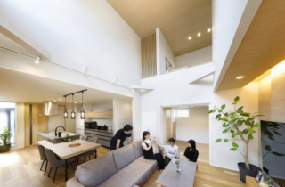 シャープな黒の外観と吹抜けリビングが心地よい2階建て - 七呂建設 - LDK
