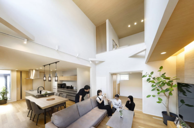 シャープな黒の外観と吹抜けリビングが心地よい2階建て - 七呂建設 - LDK