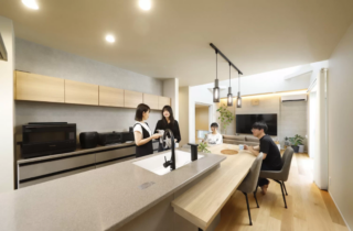 シャープな黒の外観と吹抜けリビングが心地よい2階建て - 七呂建設 - キッチン・ダイニング