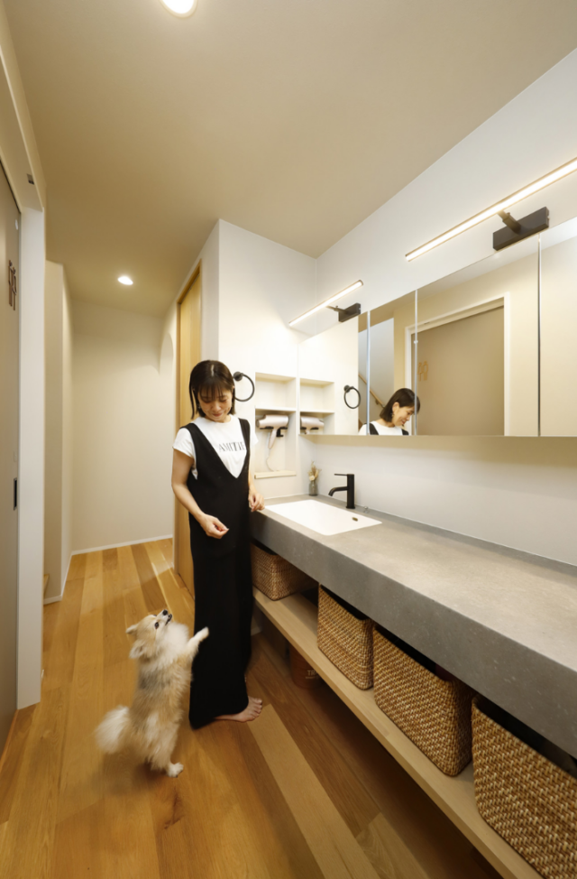 シャープな黒の外観と吹抜けリビングが心地よい2階建て - 七呂建設 - 洗面台
