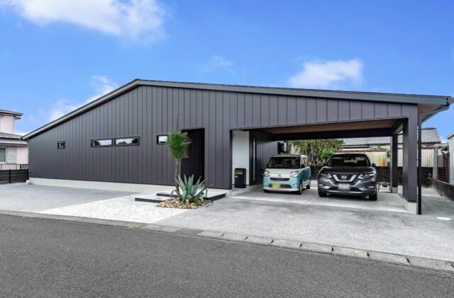 ブラック外壁が圧倒的な存在感を醸し出すデザイン性と機能性が両立した平屋 - トータルハウジング - 外観