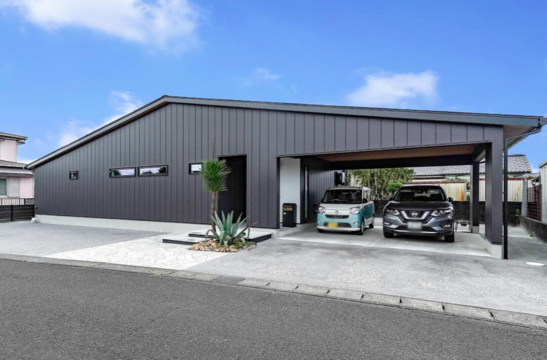 切妻屋根と黒ガルバの外観にデザイン性と家事楽の機能性を両立した平屋