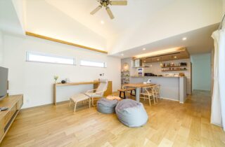 ブラック外壁が圧倒的な存在感を醸し出すデザイン性と機能性が両立した平屋 - トータルハウジング - LDK