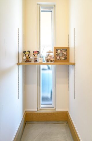 ブラック外壁が圧倒的な存在感を醸し出すデザイン性と機能性が両立した平屋 - トータルハウジング - 玄関