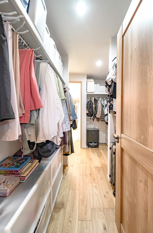 ブラック外壁が圧倒的な存在感を醸し出すデザイン性と機能性が両立した平屋 - トータルハウジング - WIC