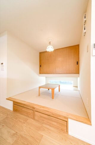 ブラック外壁が圧倒的な存在感を醸し出すデザイン性と機能性が両立した平屋 - トータルハウジング - 小上がり和室