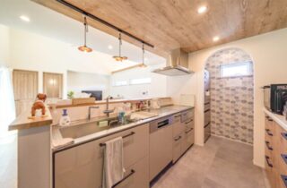 ブラック外壁が圧倒的な存在感を醸し出すデザイン性と機能性が両立した平屋 - トータルハウジング - キッチン