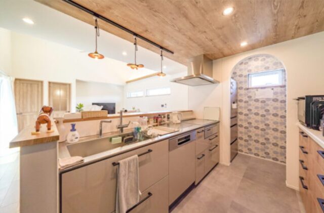 ブラック外壁が圧倒的な存在感を醸し出すデザイン性と機能性が両立した平屋 - トータルハウジング - キッチン