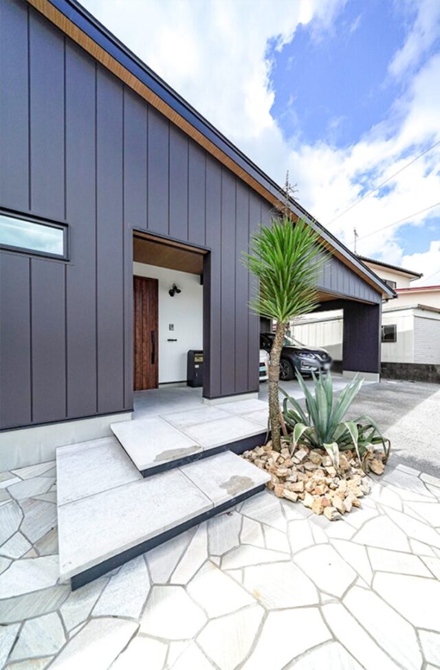 ブラック外壁が圧倒的な存在感を醸し出すデザイン性と機能性が両立した平屋 - トータルハウジング - 玄関アプローチ