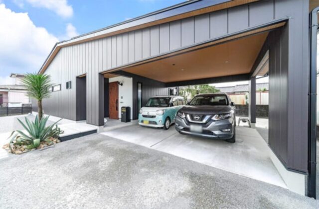 ブラック外壁が圧倒的な存在感を醸し出すデザイン性と機能性が両立した平屋 - トータルハウジング - 駐車場