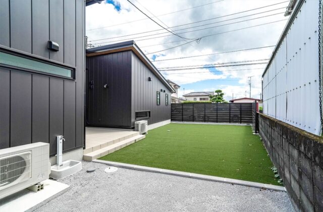 ブラック外壁が圧倒的な存在感を醸し出すデザイン性と機能性が両立した平屋 - トータルハウジング - 庭