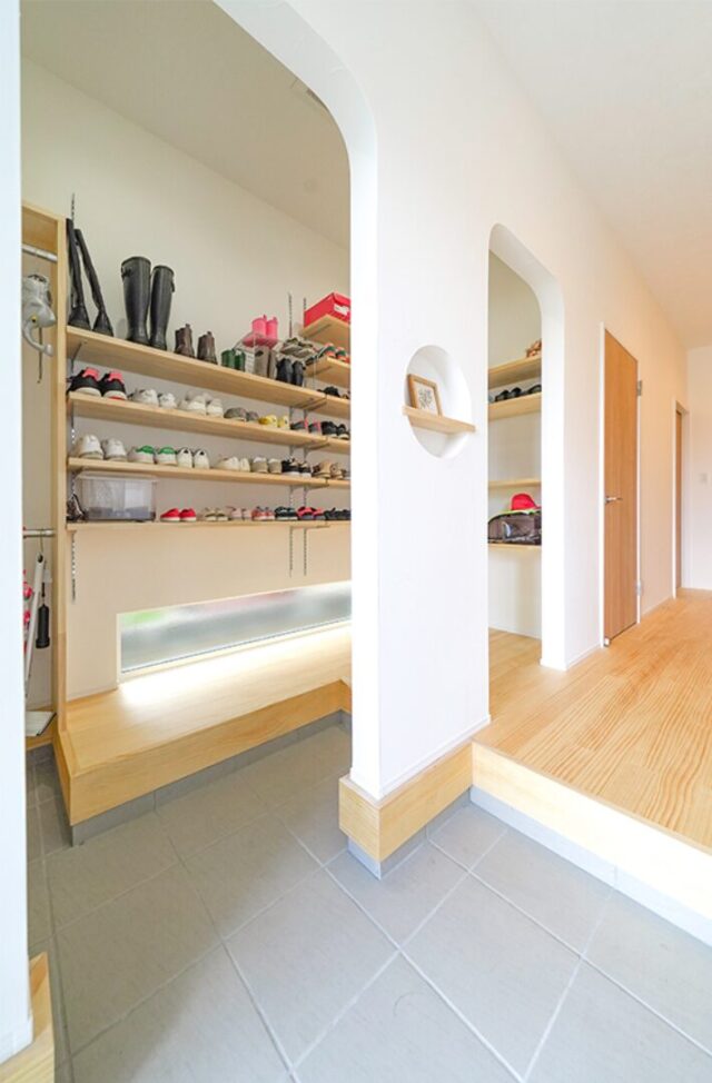 デザイン美と家事ラク機能が共演する南国リゾートのように明るく開放的な平屋 - トータルハウジング - 玄関